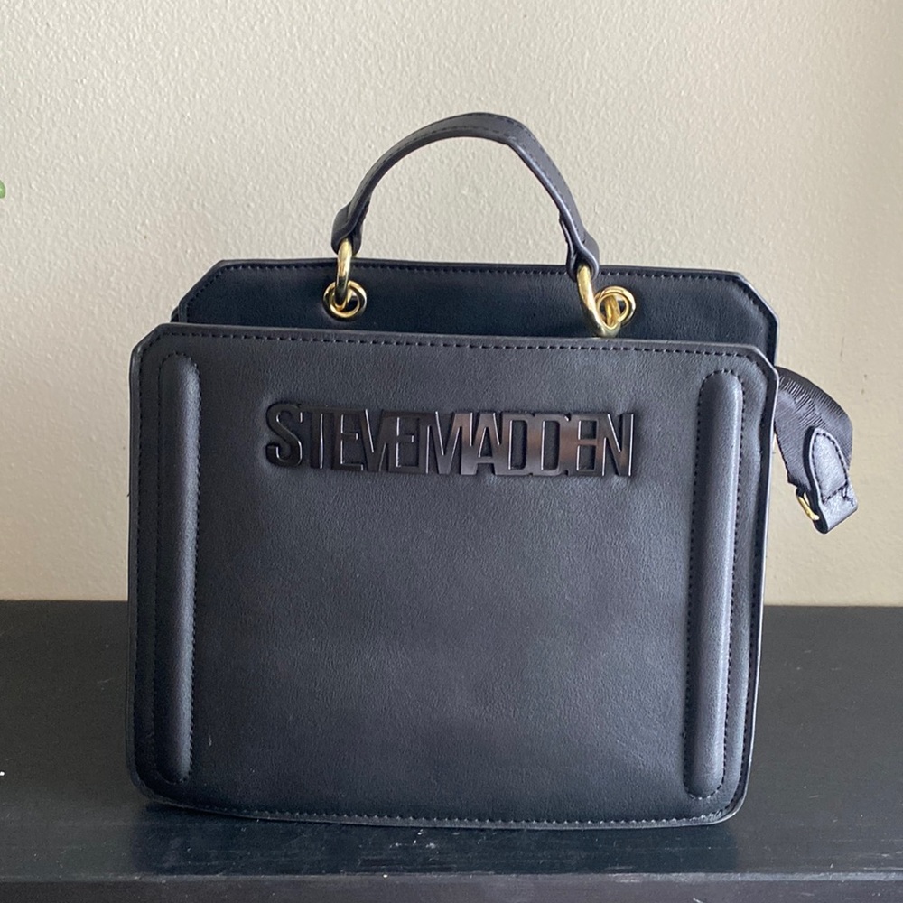 Yes! The viral Steve Madden bag